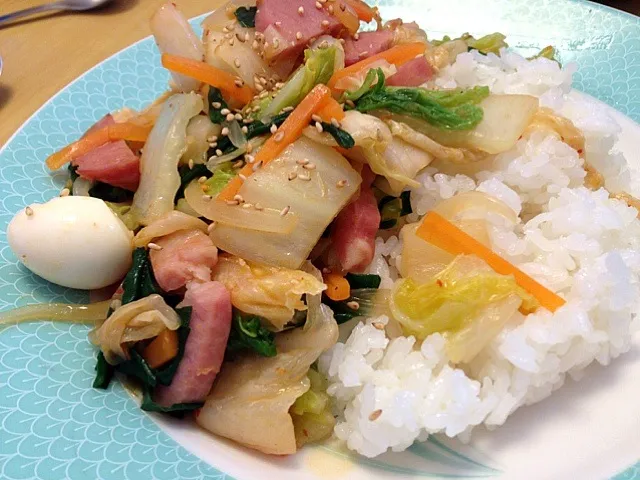 Snapdishの料理写真:ベーコンキムチ炒め丼。朝から雑いご飯。|liccaさん