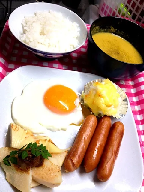 Snapdishの料理写真:朝ごはん屋。野菜スープにマカロニにチーズと、豪華|ハルさん