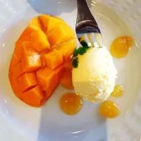 Fresh mango and vanilla ice cream|Gabriella aizawaさん