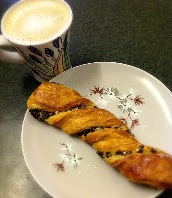 Chocolate twist Denish Cafe latte 土曜日朝のお楽しみチョコツイストデニッシュとカフェラテ|ずきみくさん