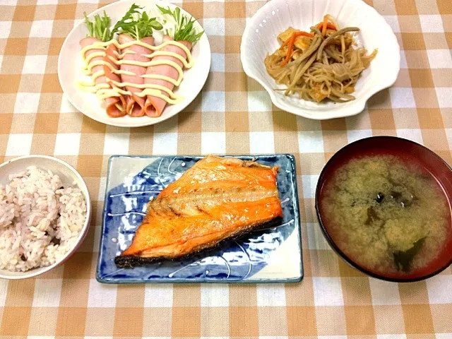 焼き鮭、具だくさんきんぴら、豆苗と水菜のハム巻き、わかめの味噌汁、雑穀米|ゆりさん