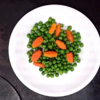 buttered peas and barrel carrots :)|nicole chetcutiさん