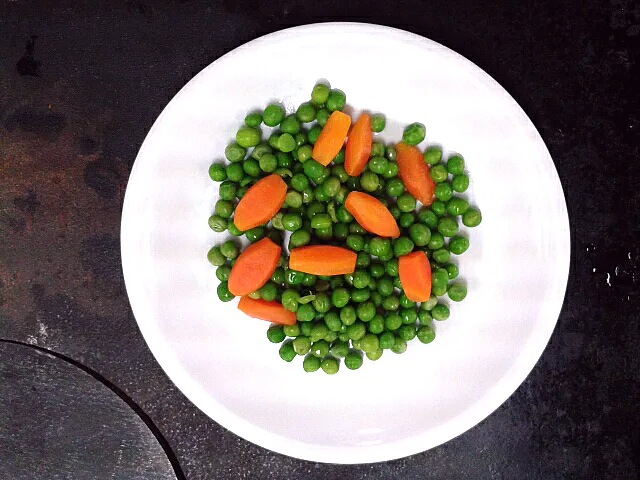 buttered peas and barrel carrots :)|nicole chetcutiさん