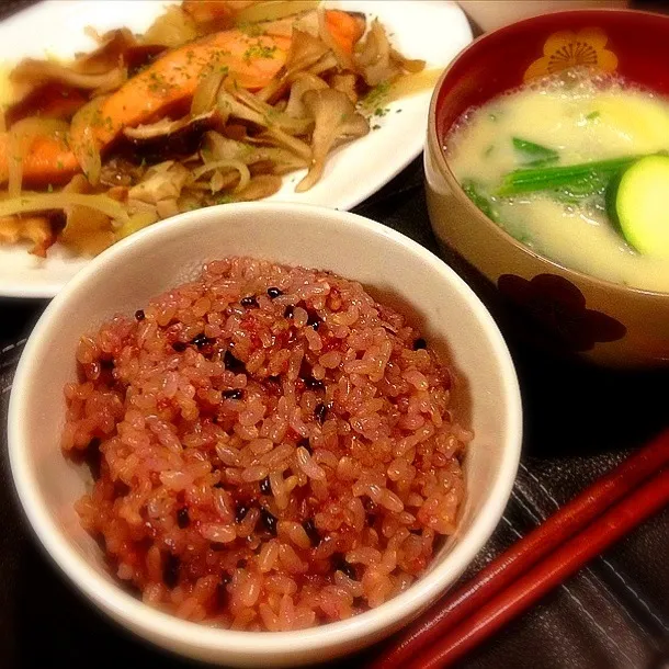 Sarmon with Mashrooms and onion. Brown Rice with Black Rice , Hie, Awa and Kibi. Soy Milk Miso soup with Spinach and Zuccini|Layさん