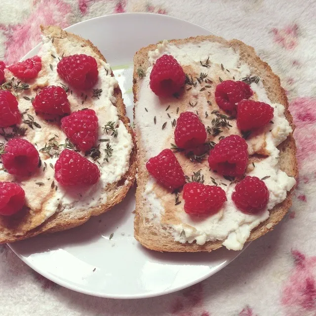 Ricotta, thyme and fresh raspberries on toast|Rianneさん