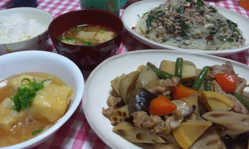 春雨炒め煮(豚挽肉･にら･にんにく･生姜･鷹の爪)、煮物(筍･蓮根･人参･椎茸･鶏もも肉･いんげん)、揚げ出し豆腐(大根おろし･青ねぎ)、お味噌汁(えのき･花麩･青ねぎ)|まあるさん