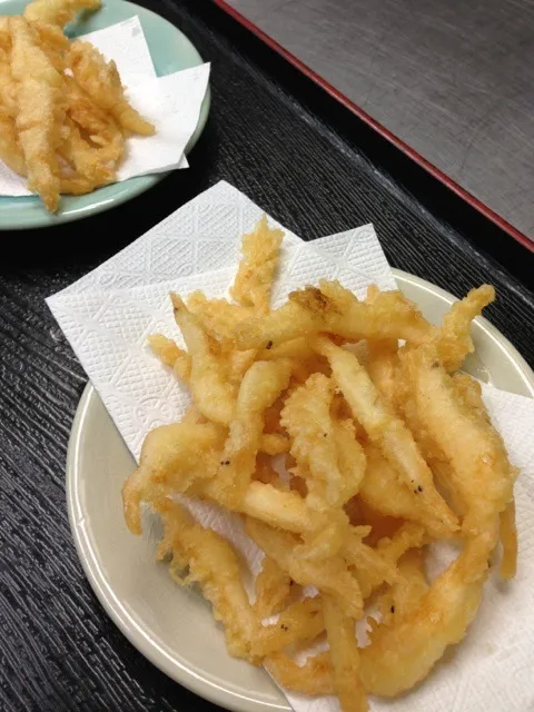 Snapdishの料理写真:白エビ～♪これは、白エビの天ぷら。から揚げより油ぽっく無く美味しい！衣をつけて一つづつ揚げます。今が旬ですよ^o^|いずみさん