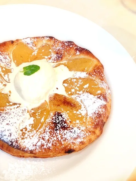 Creamy vanila ice cream on top of apple pie|PhUnGさん