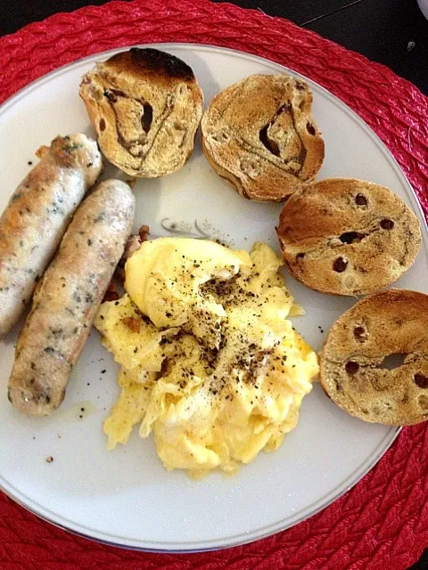 Snapdishの料理写真:Breakfast for two: garlic and herb chicken sausage, scrambled eggs and mini bagels|Ong Sor Fernさん