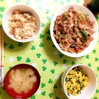 Snapdishの料理写真:豚バラ野菜炒め、行者ニンニクの玉子とじ、カブと椎茸の味噌汁、椎茸とウインナーの炊き込みご飯|れいさん