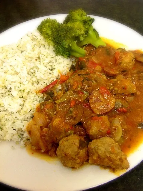 Snapdishの料理写真:#One plate dish  Pork meat ball &  Choriso sausage in Tomato sauce Garlic butter parsley rice Boiled broccoli  チリソーセージとポークミートボールトマト煮 ガーリックバターパセリご飯 茹でブロッコリー|ずきみくさん