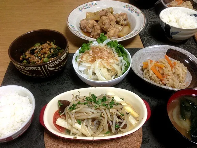 手羽元と白ネギの生姜醤油煮、焼きトマトとホワイトアスパラともやしのソテー乗せ、切り干し大根の煮物、新玉ねぎのスライス(ハマり中)、高菜納豆、お味噌汁。|Angie44さん