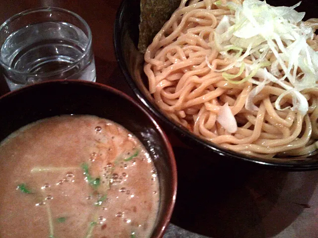 Snapdishの料理写真:十三「なにわ製麺 誉商店」でつけ麺(スープ濃い目・太麺)。麺を食べ終えたあと、つけ汁に焼け石を落として卵雑炊で〆。禁断の炭水化物重ね食べ(^q^)こういうの久しぶりに食べた|akaneharaさん