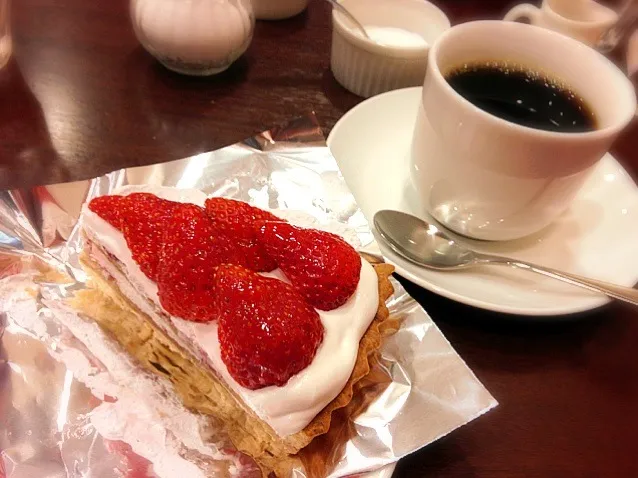 Snapdishの料理写真:紅ほっぺのタルト🍓 と ブレンドコーヒー☕|こいちさん