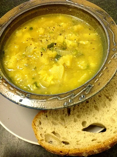 Spicy parsnip soup & sourdough bread  スパイシー パースニップスープ 天然酵母パン|ずきみくさん