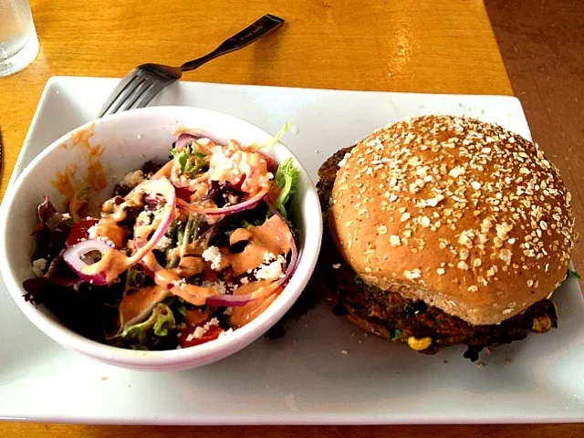 Snapdishの料理写真:Black bean veggie burger with salad|Dawn Sticklenさん