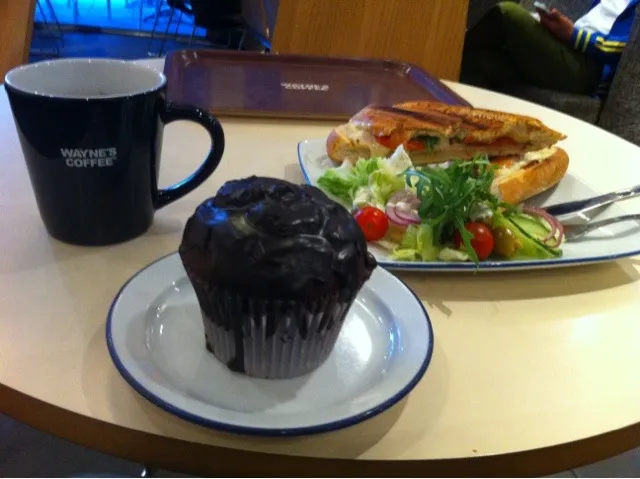 Coffee, chocolate muffin and focaccia with Parma|Fredさん