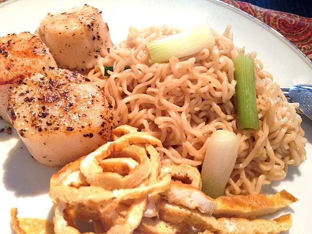 Sesame ginger noodles worn scallions, pan fried scallops and shredded omelette|Ong Sor Fernさん