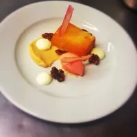 Ginger cake, croissant purée, rhubarb sorbet, candied walnuts|callumさん