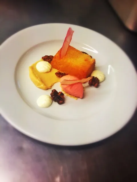 Ginger cake, croissant purée, rhubarb sorbet, candied walnuts|callumさん