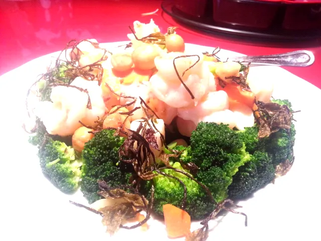 Snapdishの料理写真:Sauteed prawns with Macadamia nuts and tea leaves|Alan Weeさん