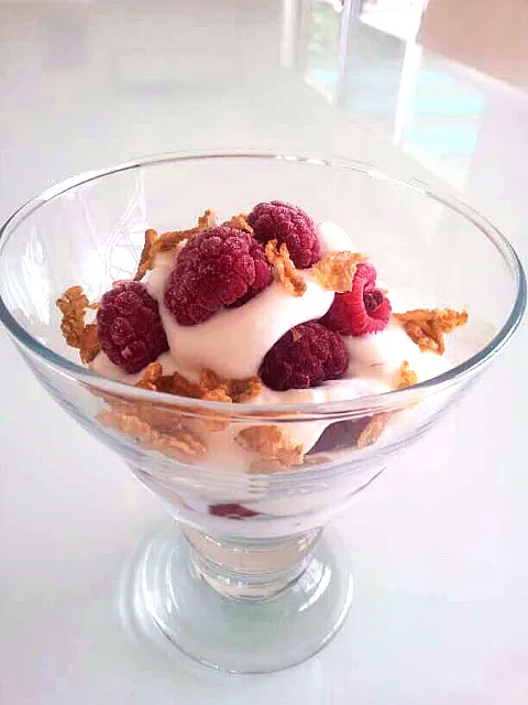 Greek Yoghurt, Raspberries and Wheat Flakes|Graceさん