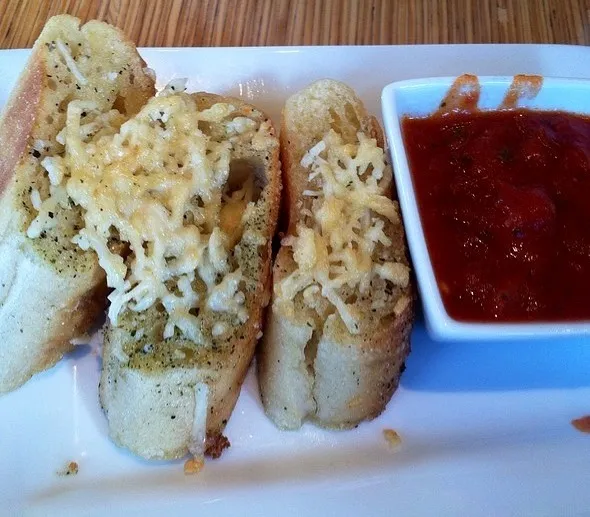 Garlic Bread With Marinara Sauce|Romeoさん