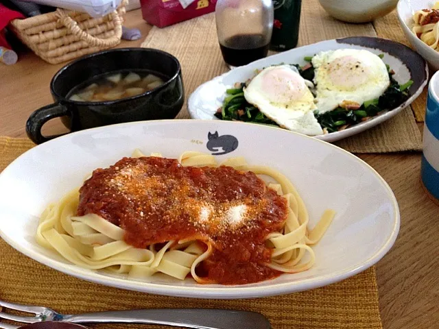 フェトチーネのボローニャ風 大根とベーコンのスープ 法蓮草ソテーと目玉焼き|中町さん