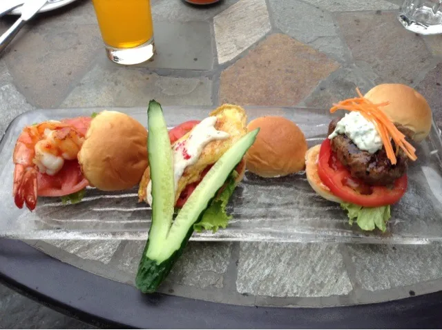 Triple mini burger with shrimp eggs and beef|giacomo liさん