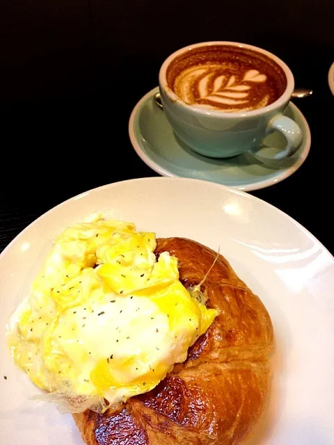 Coco Espresso - Scrambled egg on croissant & Ristretto flat white|sweeettooothさん