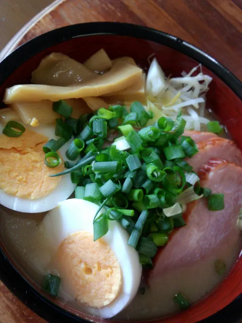 豚骨ラーメン具モリモリ！|はぎのつきさん