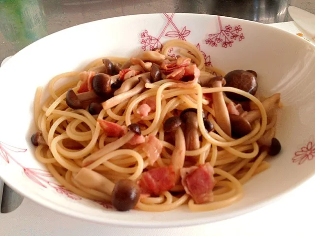 🍄しめじとベーコンの和風パスタ🍄|つついなつさん