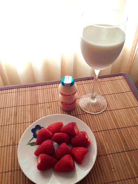 this afternoon's breakfast of white choco milk, yakult & strawberries ....|Cloudy Gさん