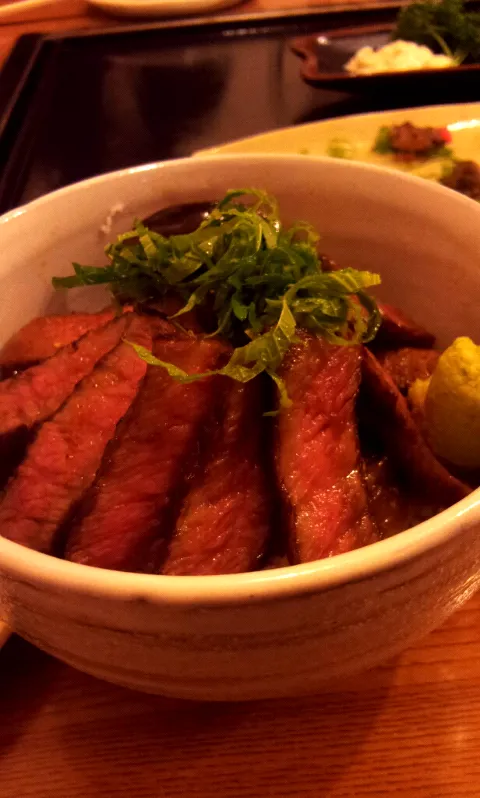 steak on rice. what a perfect combination.
甲州麦芽ビーフステーキ丼|伊達亮さん