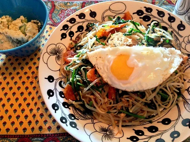 野菜と干し海老の焼きそば目玉焼き乗せ＆ポテトサラダ😋|hassanさん