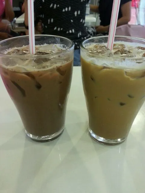 Iced Chocolate (L) Iced White Coffee (R)|Mrs BNazさん