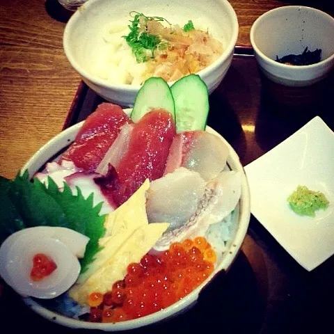 Snapdishの料理写真:海鮮丼と伊勢うどん|みやつさん