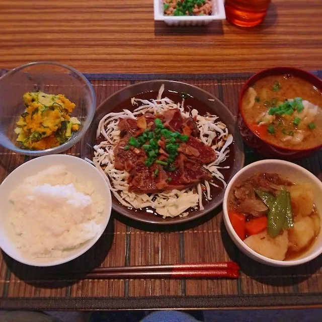 Snapdishの料理写真:カツオのタタキ、肉じゃが、カボチャのサラダ、豚汁|はるさん