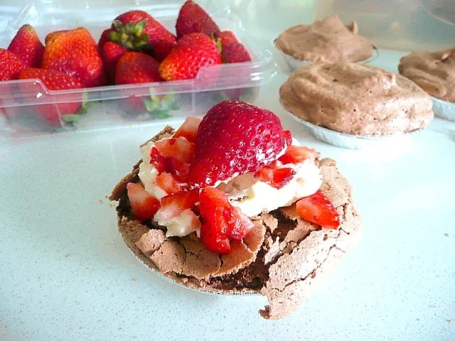 Snapdishの料理写真:Chocolate pavlova with strawberries and cream|moonbunnyさん