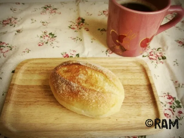 Snapdishの料理写真:コーヒーとパンで朝ごはん|ラムカシパンさん