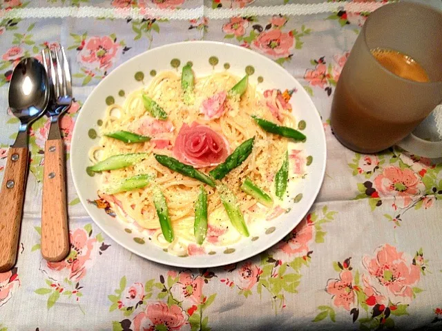 Snapdishの料理写真:パルメザンチーズの効いた生クリームパスタ〜アスパラと一緒♪〜|有田和恵さん