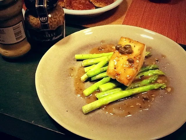 Snapdishの料理写真:Snowfish with Lemon Butter Sauce and asparagus.|merlissaさん