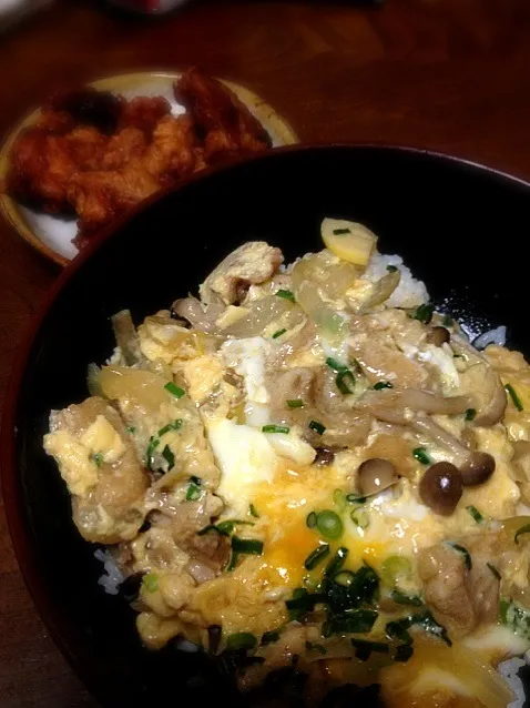 Snapdishの料理写真:唐揚げ買っちゃったので、お肉減らした親子丼。たけのこと油揚げとしめじも入れたので、もはや親子じゃないw|ヨミルさん