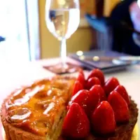 Banana coconut tart & strawberry tart