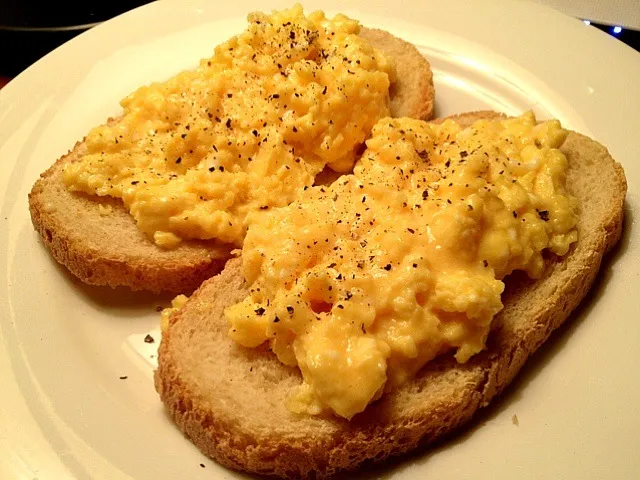 Scrambled eggs on toasted bread|Maylingさん