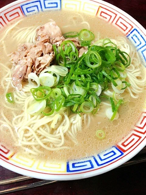 Snapdishの料理写真:朝から持ち帰り長浜ラーメン。今日も一日頑張ります。|Masahiko Narazakiさん