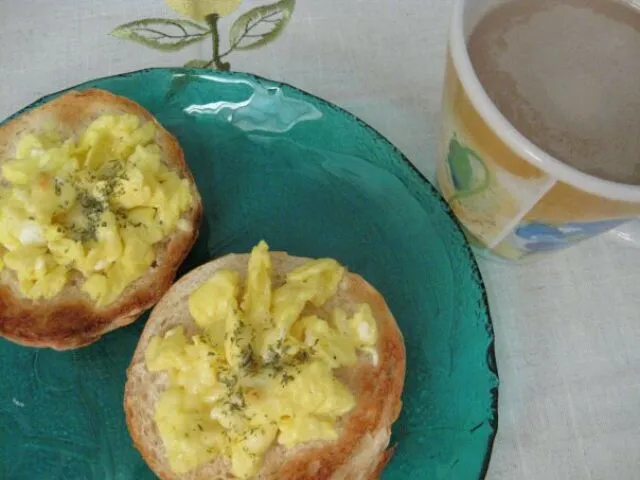 Cheesy Scramble Eggs on Buns & White Coffee|Mrs BNazさん