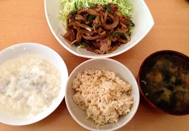 生姜焼きとシラスおろし。ワカメの味噌汁と玄米ご飯。|TonyYamadaさん