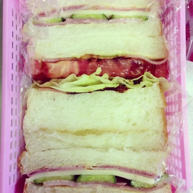 Snapdishの料理写真:4/29娘レッスン弁当  サンドイッチ（BLT  ハムチーズきゅうり  洋ナシとリンゴのジャム）  ミニトマト    ＊GW７日の内部活三日、レッスン六日と昨日確定＊|yukiyamasakiさん