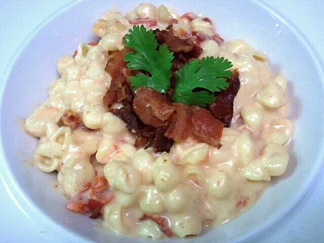 macaroni and cheese with a bechamel cheese sauce made from smoked gouda white cheddar yellow cheddar gruyere and sun dried tomatoes steeped in white wine topped|Jacki Carterさん